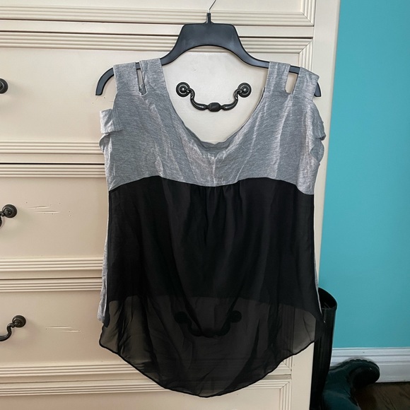 High low top with sheer back - Picture 3 of 4